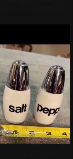 CA. SALT & PEPPER VINTAGE SHAKERS. WESTINGHOUSE.