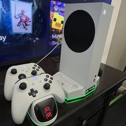 Xbox Series S (Bundle) + 2 Controllers