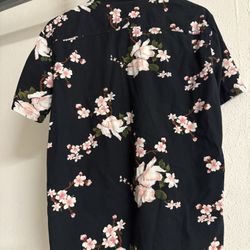 Men Hollister Black With Flower Patten Short Sleeve Button Up