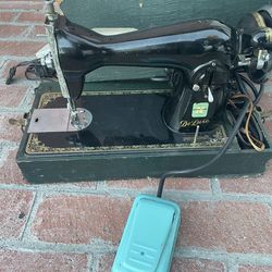 Vintage cast iron Deluxe sewing machine with case Tested Works Perfectly when you come ill fully test it for you