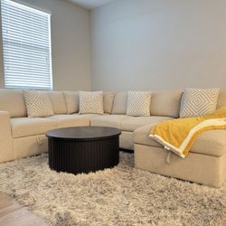 Modern & Comfortable Sectional Sofa – Like New