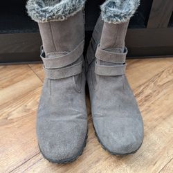 Khombu Boots Size 9