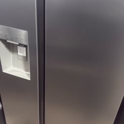 Hisense Full Size Refrigerator 