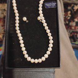 Beautiful  Pearl Necklace With Matching Earrings 