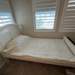 Broyhill Twin Bed (no mattress include)