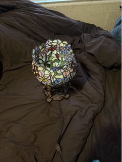 TIFFANY STYLE INSPIRED STAINED GLASS LAMP, FLOWERY DESIGN , METAL BASE