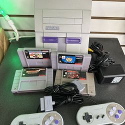 Super Nintendo W / 4 Game Bundle 