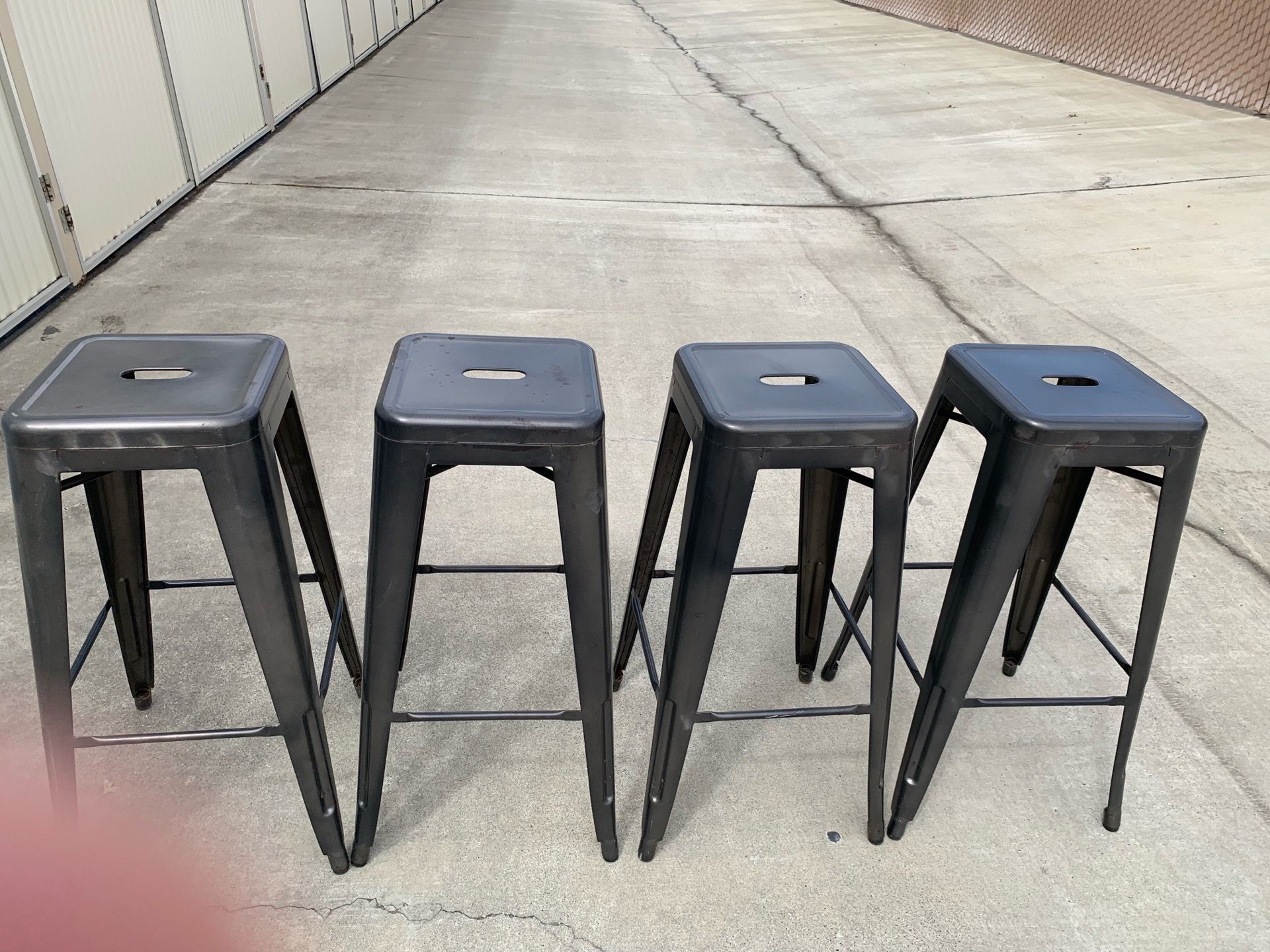 4 Metal bar stools