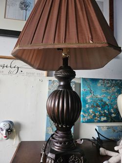 2 lamps, in good conditions Brown color, 45 dls