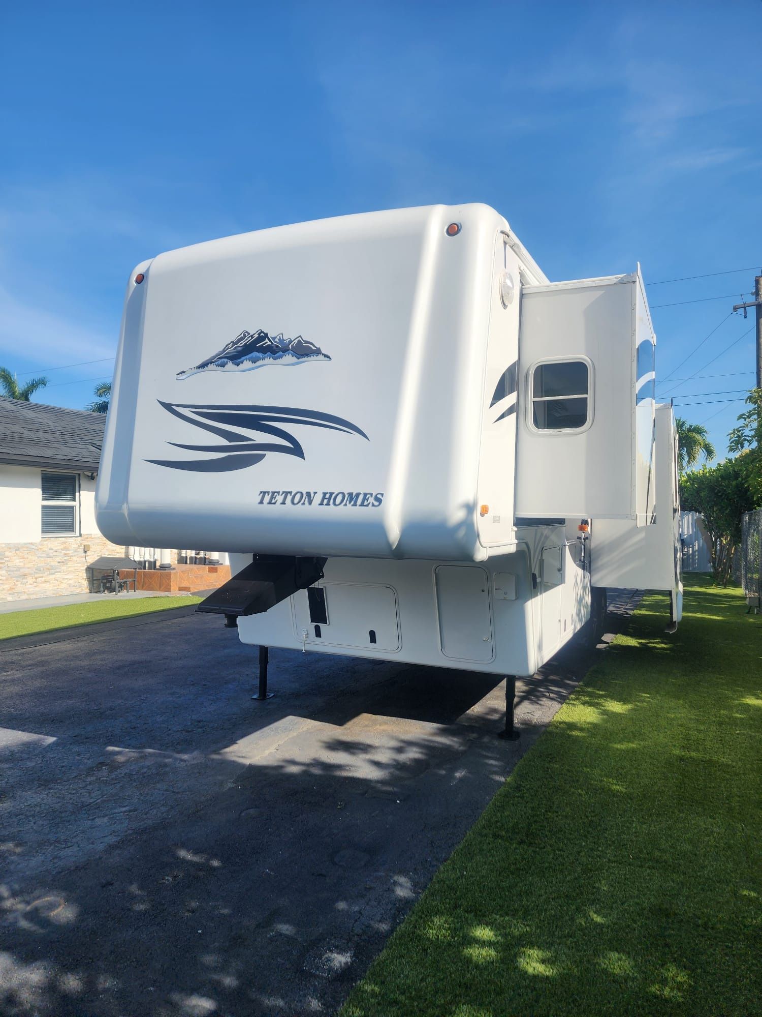 Fifth Wheel Travel trailer 31’