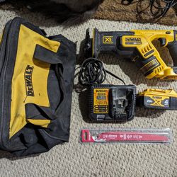 De Walt Reciprocating Saw XR 20v W/ Battery And Charger 