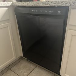 Black Frigidaire dishwasher 