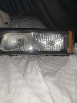 Turn signal light lamp  2003-2006 Chevrolet Avalanche or 2003-2007 Chevrolet Silverado.
