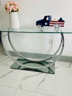 Mesa Consola moderna de vidrio y metal.
