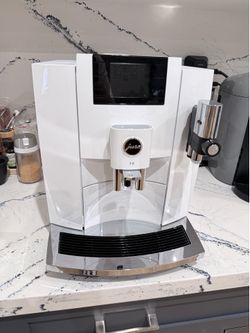 Jura E8 Automatic Espresso Machine 2022 - Piano White - Excellent Condition