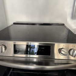 Like~New Frigidaire Electric Range (Used 1Day) + Free Insignia Microwave 