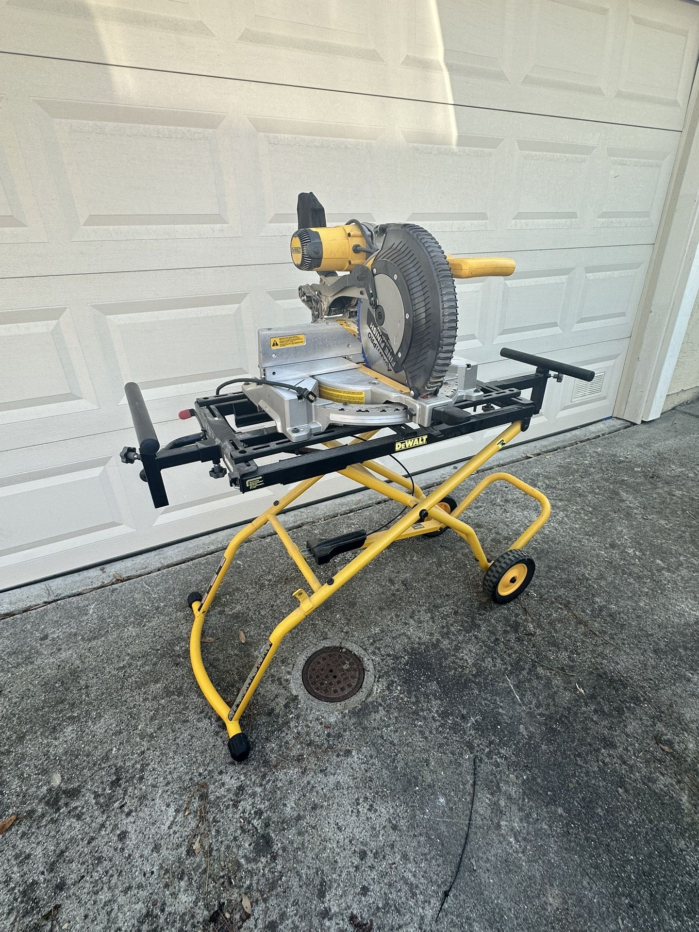 Dewalt Miter Saw And Collapsing Table. 