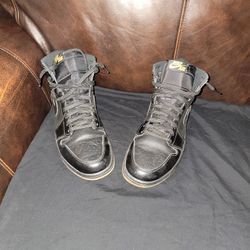 Nike Air Jordan Black Retro 1 Gum Bottom