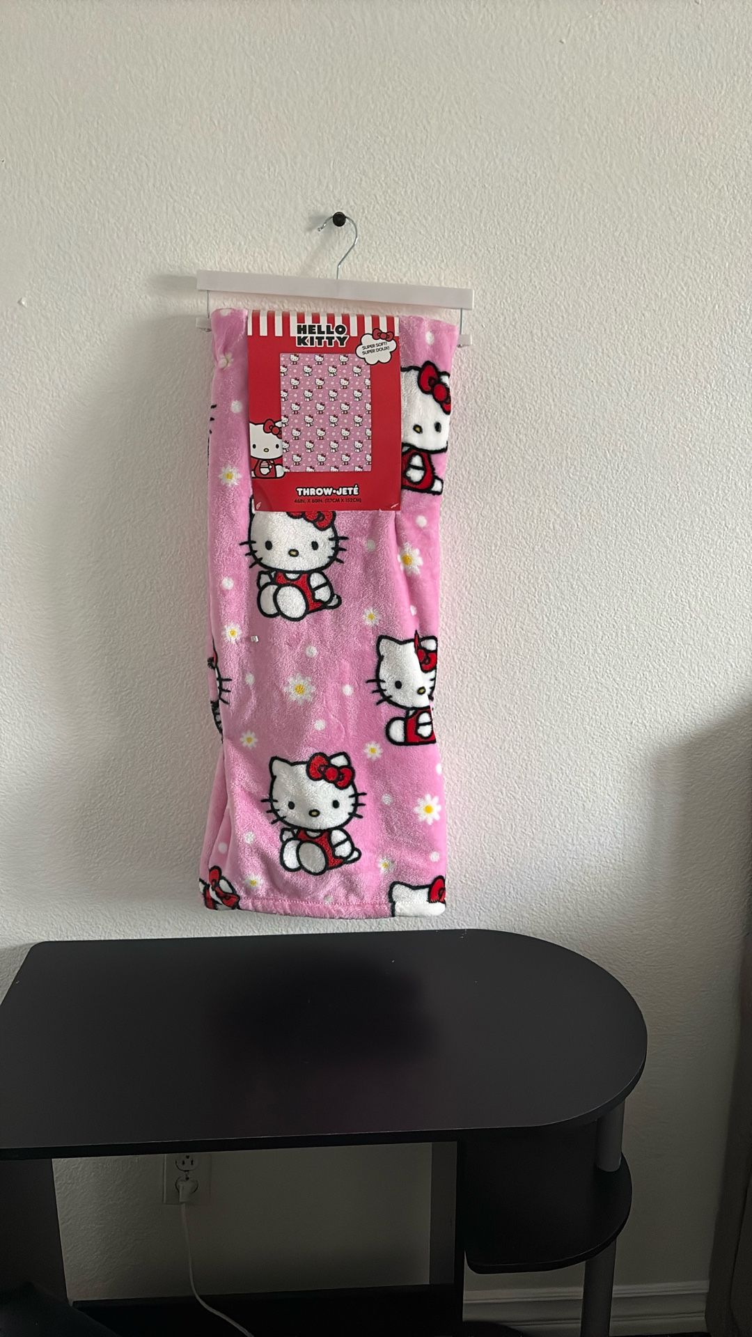 NEW Hello Kitty Pink Plush Throw Blanket 46"x60" Daisies