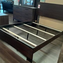 4pc Queen Bedriom Set. Qbedframe Dresser Mirror Nightstand