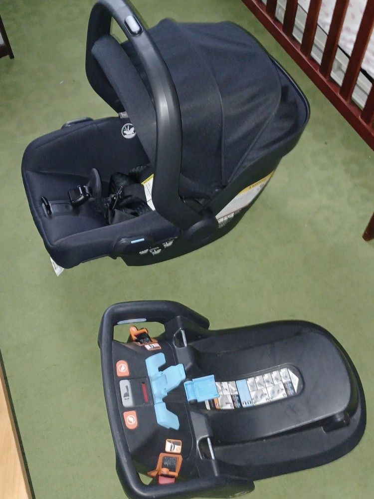 Uppa Baby Carseat And 2 Bases