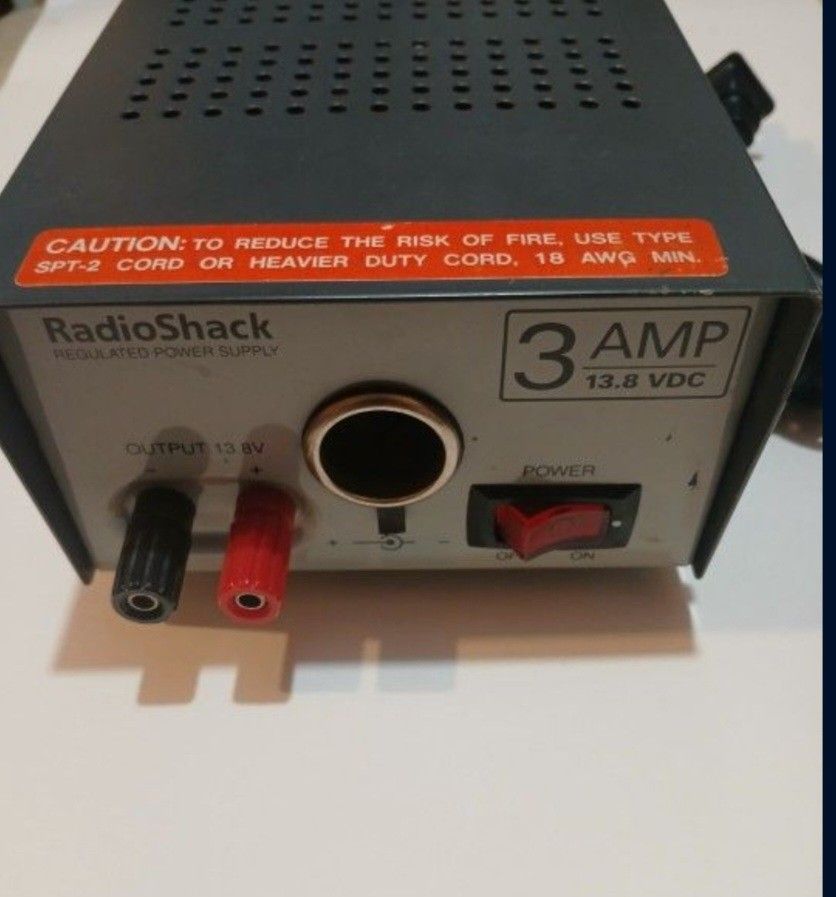 Fuente De Alimentación Regulada Radio Shack De 3 Amp , Y 13.8 V