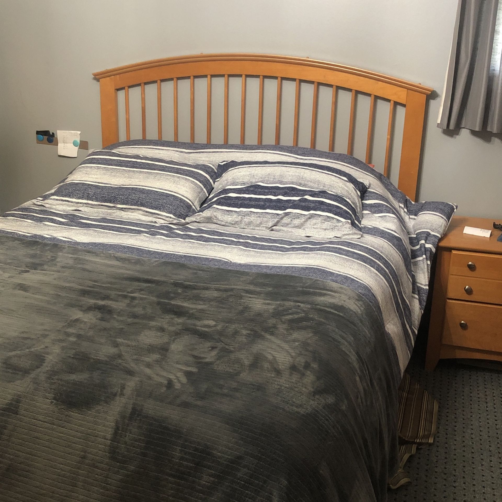 Queen Five Piece Golden Solid Oak Bedroom Set