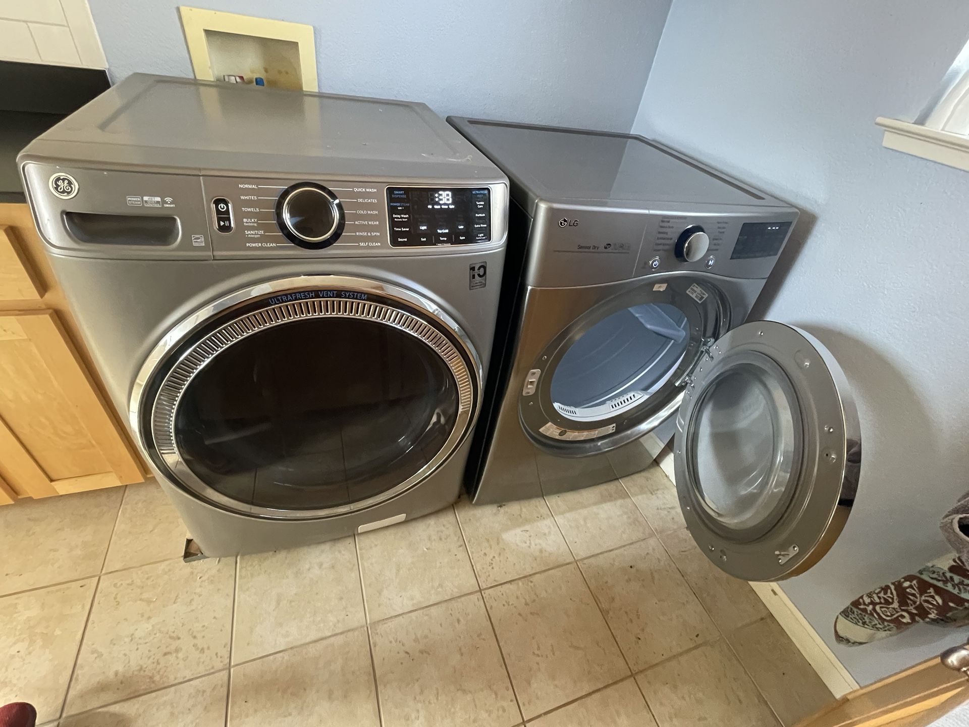 Washer And Dryer Excellent Condition. See Pictures 