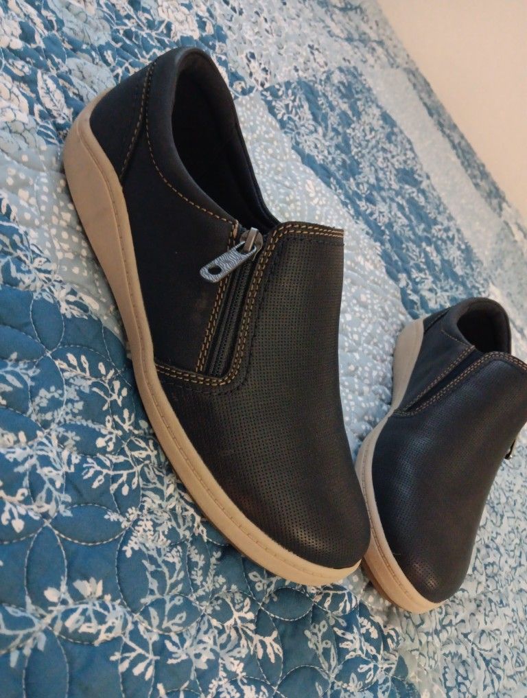 🖤 Comfy Black Slip-Ons – Cute Look, Easy Wear! (Zipper Just for Style 😄)