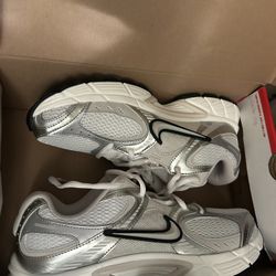 Nike V5 Runners With Box Size 9.5 Men’s 11 Women’s 
