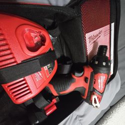 New milwaukee 12v screwdriver drill kit NEW 