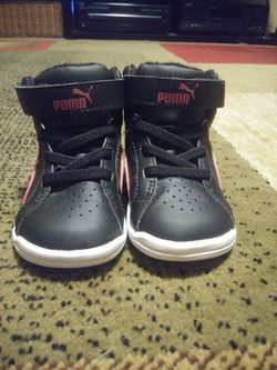 Pink & Black leather PUMAs size 6c w/ white bottoms