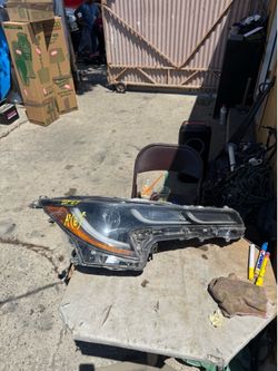 Toyota corolla RIGHT USED OEM HEADLIGHT (2020-2023)