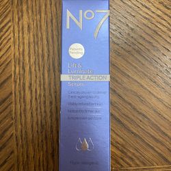 NWT No7 Lift & Luminate Triple Action Serum 1oz