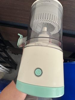 Portable electric juicer