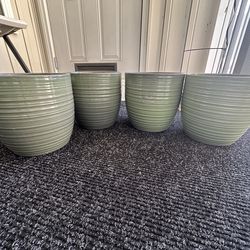 4 Matching Pots with Water drainage holes