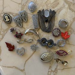21 Vintage Brooches 