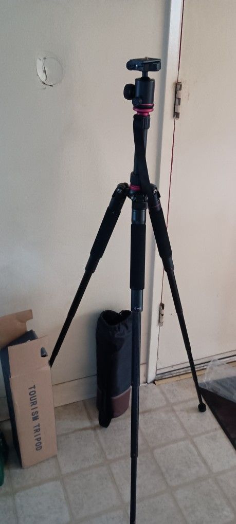 Brand new Tripod in the box DSLR full frame mirrorless camera