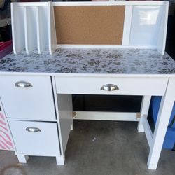 Kid Kraft Children’s Desk
