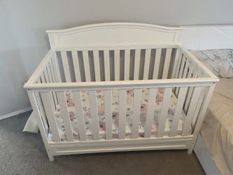 Toddler Crib Including Matress White Like New
