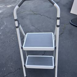 stepping stool measurements in picture 