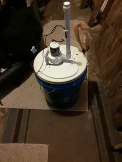 Fish saver aerator and 5 gallon live bait bucket with lid