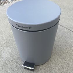 Brookstone Gray Soft Close Step-On Waste Can, 5L