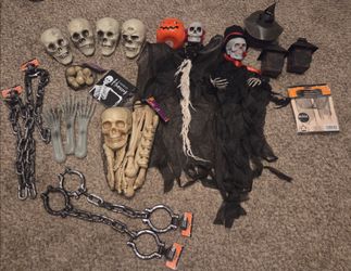 Halloween decorations bundle deal 
$15 all ! 
The  3 🎃 pumpkin lantern are metal