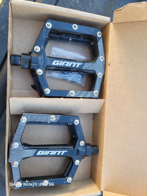 Giant Mountain Bike Pedals