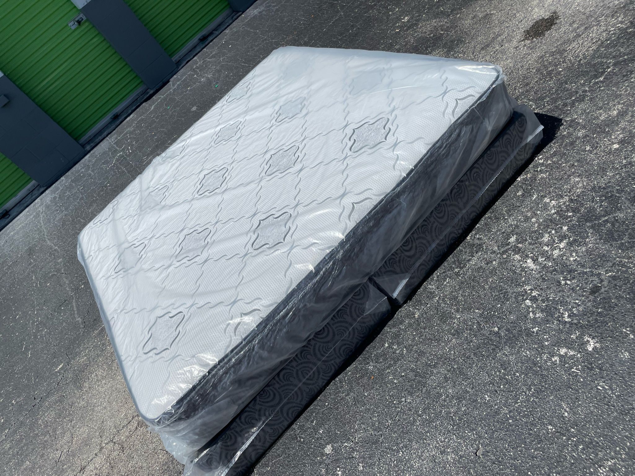 NEW KING SIZE MATTRESS SET AND BOX SPR+ING 2pcs