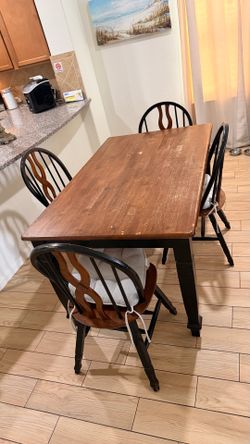 Table with 4 chairs