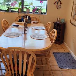 Dinning Room Set. 8 Chairs. Good Condition, Very Well Made 