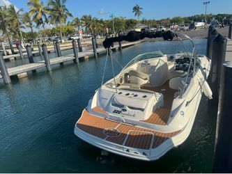 SeaRay Sundeck 220