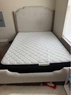 MOVING SALE!!! Rooms to go Queen bed frame